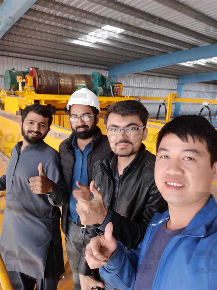 Engineers and customers take photos at the crane installation site as a souvenir