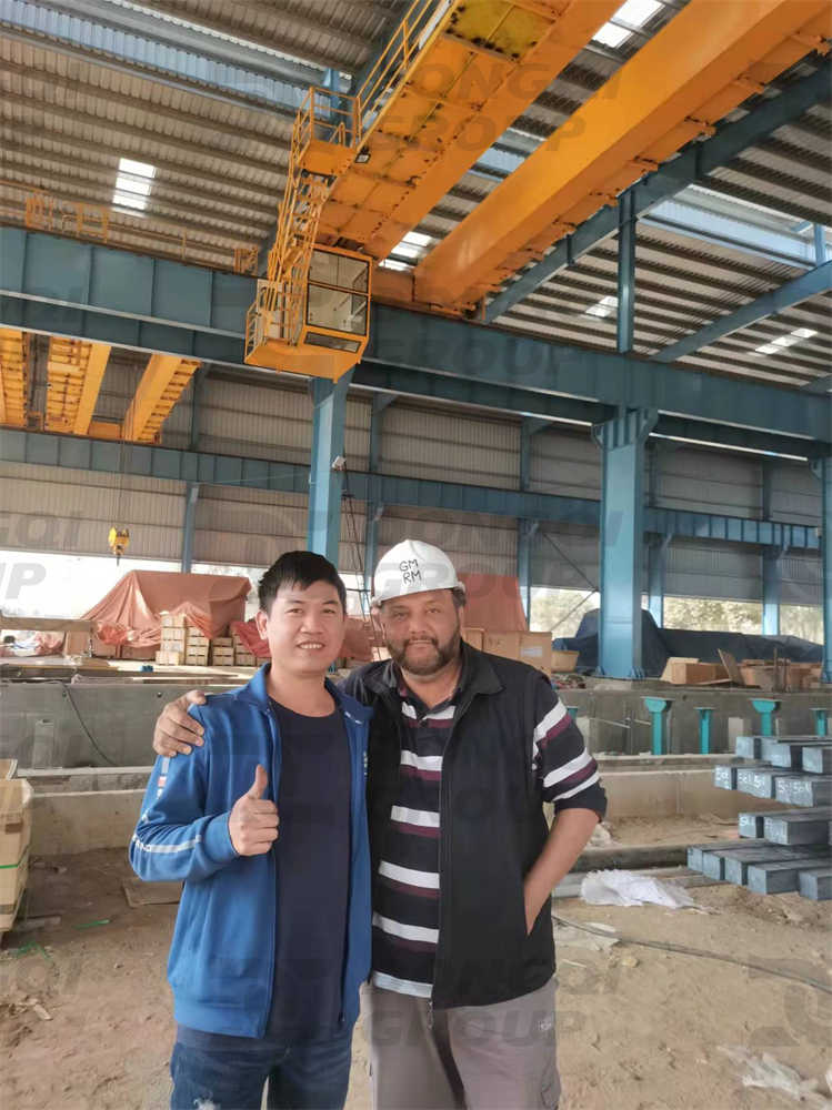 Engineers and customers take photos at the crane installation site as a souvenir