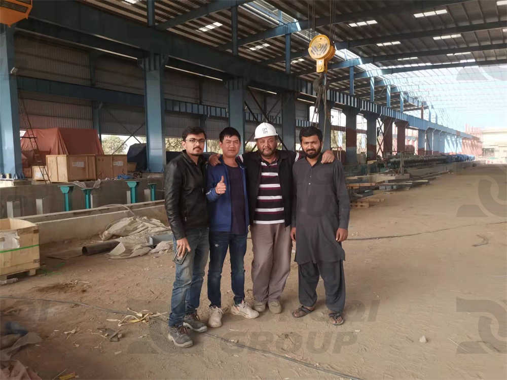 Engineers and customers take photos at the crane installation site as a souvenir