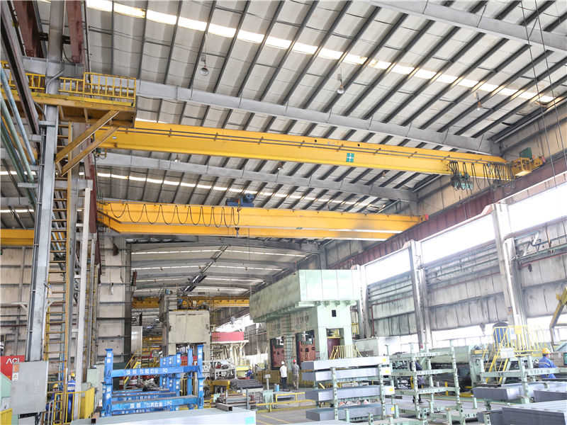 Bridge cranes in container factories